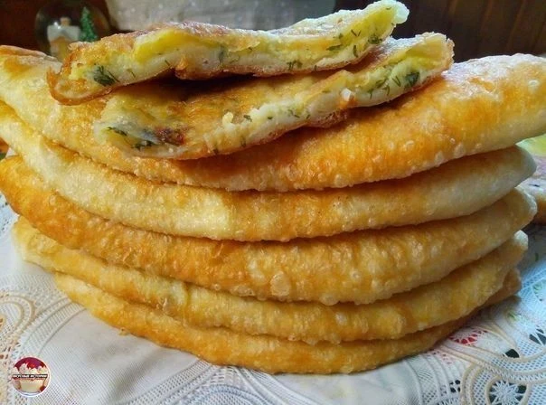 Такие пирожки бабушка готовила. Вкуснотища ! А дедушка их в уксус "макал", ел и от удовольствия глаз