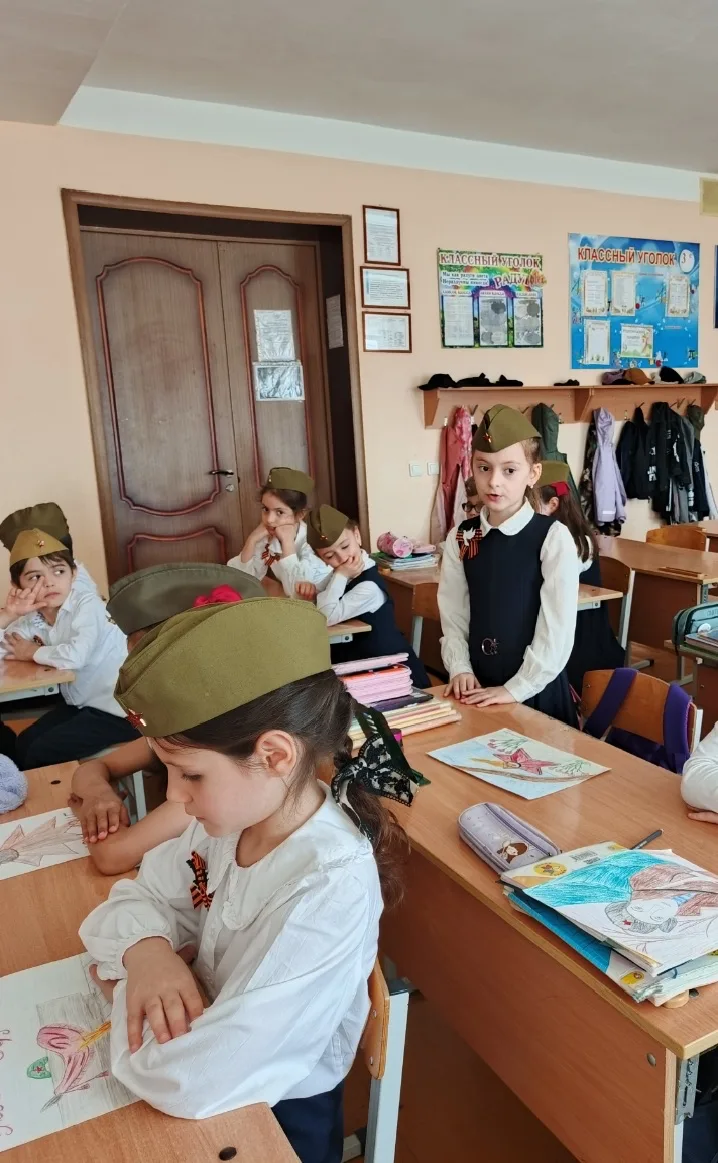 7 мая во 2 «Д» классе прошел урок мужества на тему: "Никто не забыт, ничто не забыто". Ребята с боль