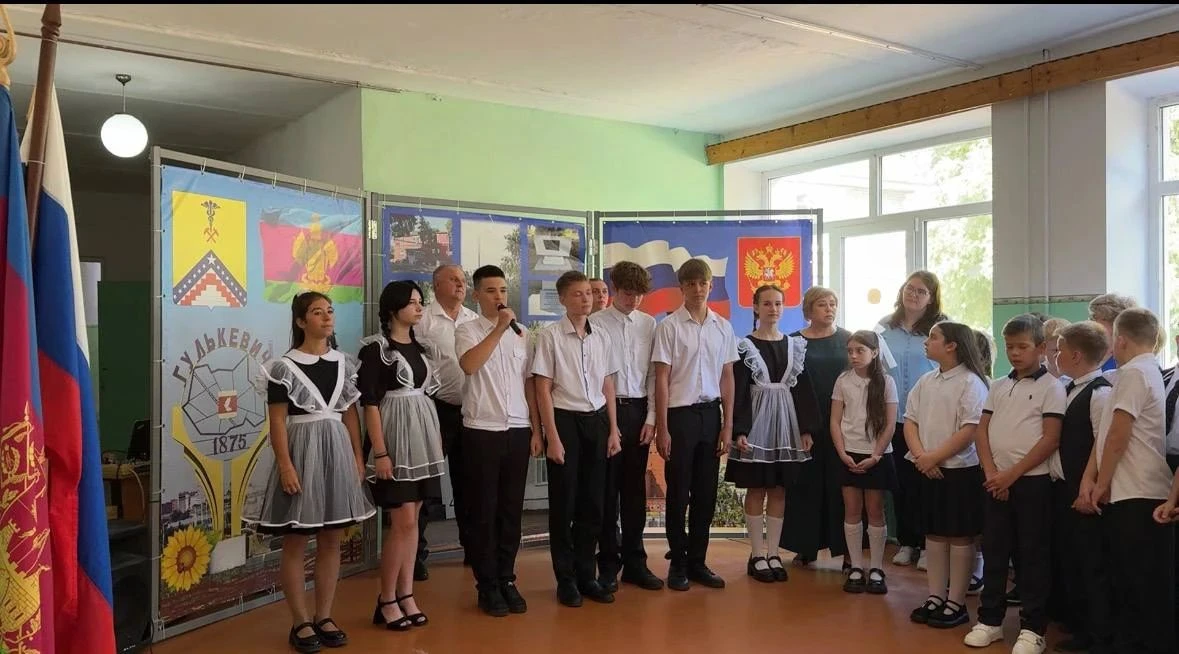 В МБОУ СОШ №7 им. К.К. Рокоссовского прошла торжественная линейка, посвященная Дню знан...