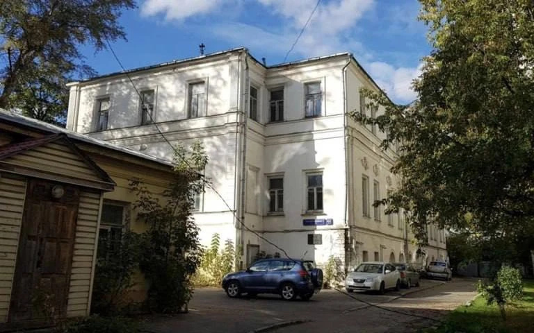 Дом барона Корфа в Басманном районе Москвы ушел с молотка за ₽130,7 миллионов. Это историческая усад