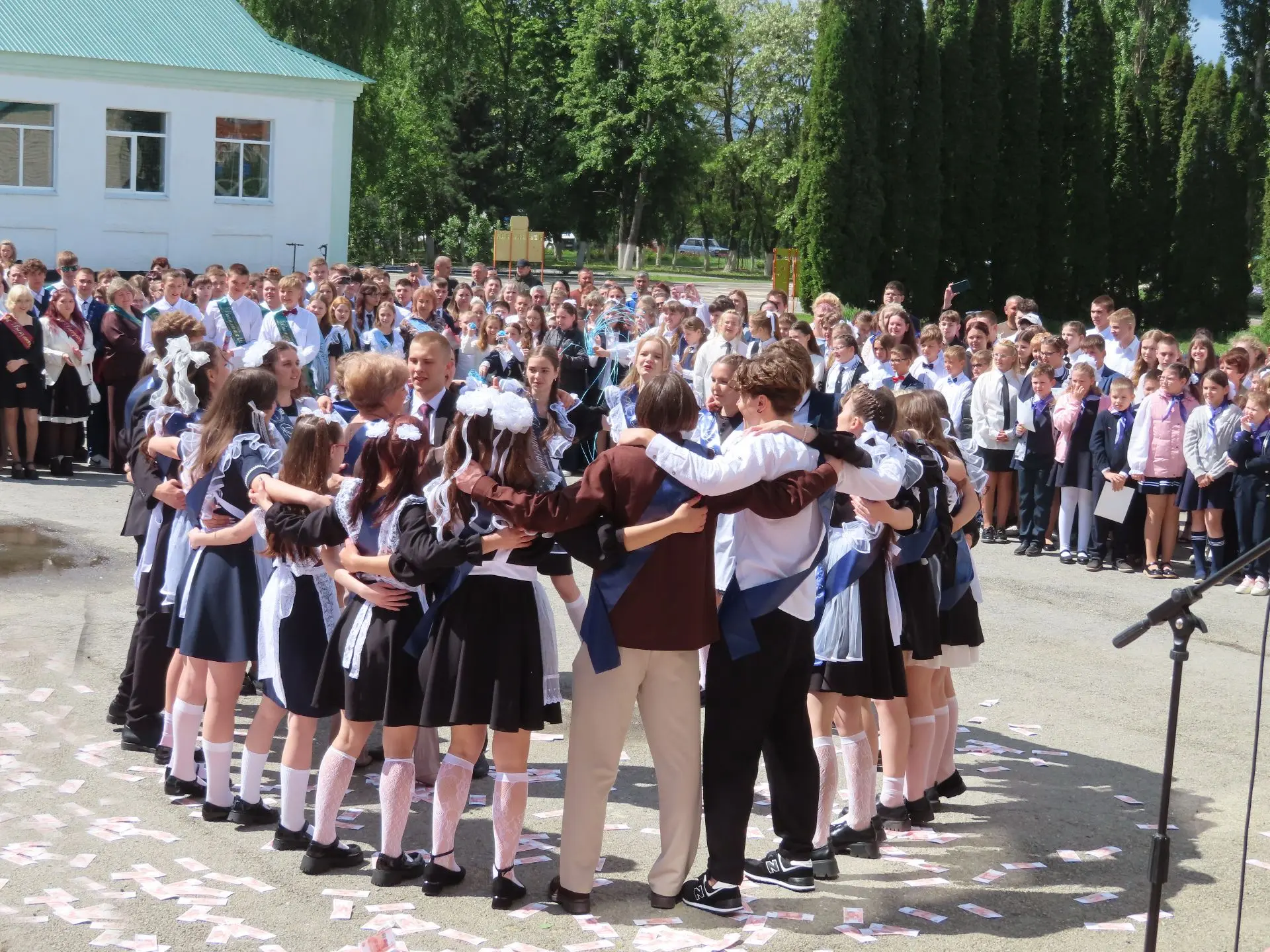 Сегодня одиннадцатиклассники сдают два важных экзамена: обществознание и физику
 
Обществознание про