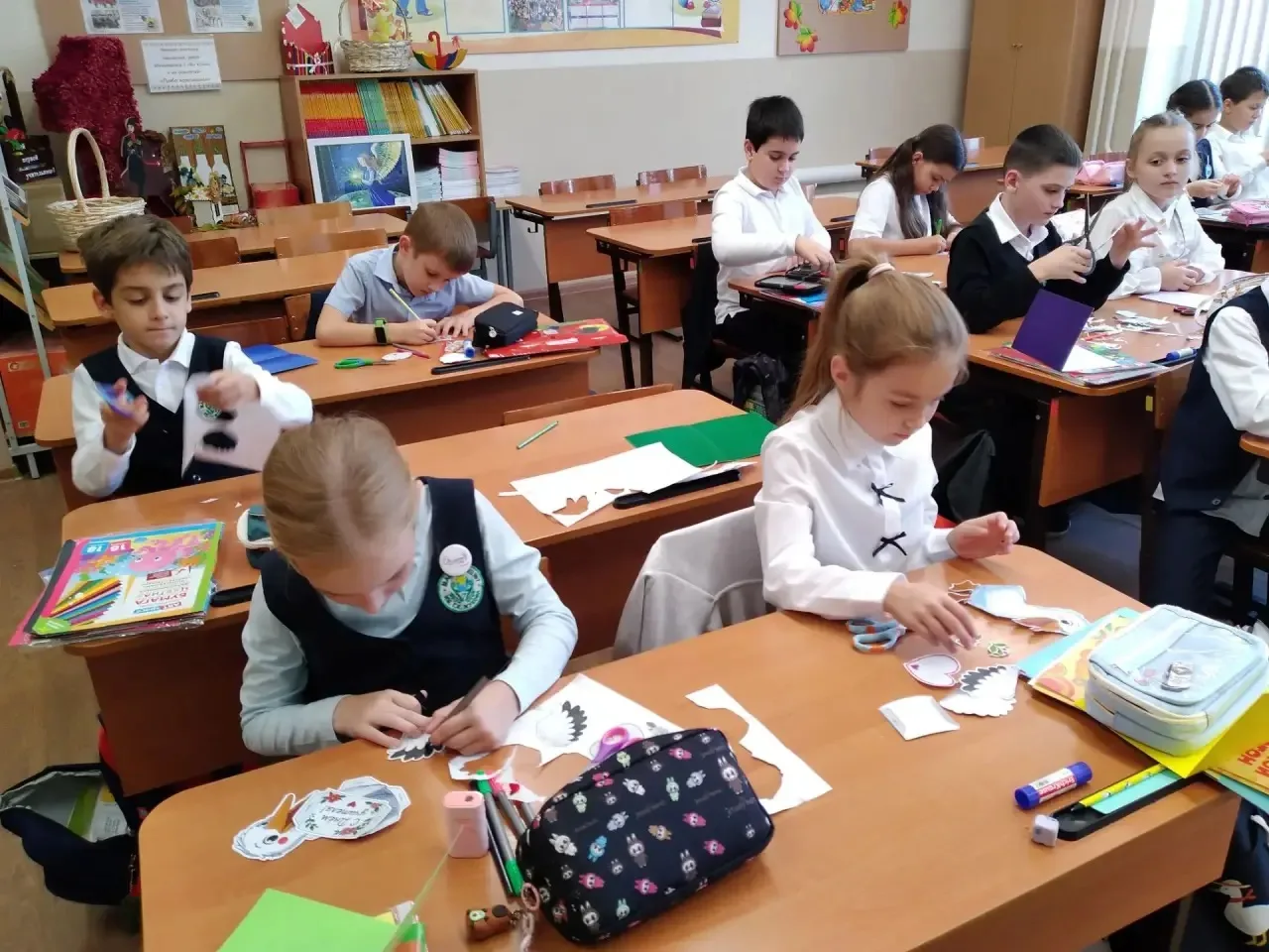 В преддверии праздника Дня учителя ребятам начальной  школы предложили совместно с "Дви...