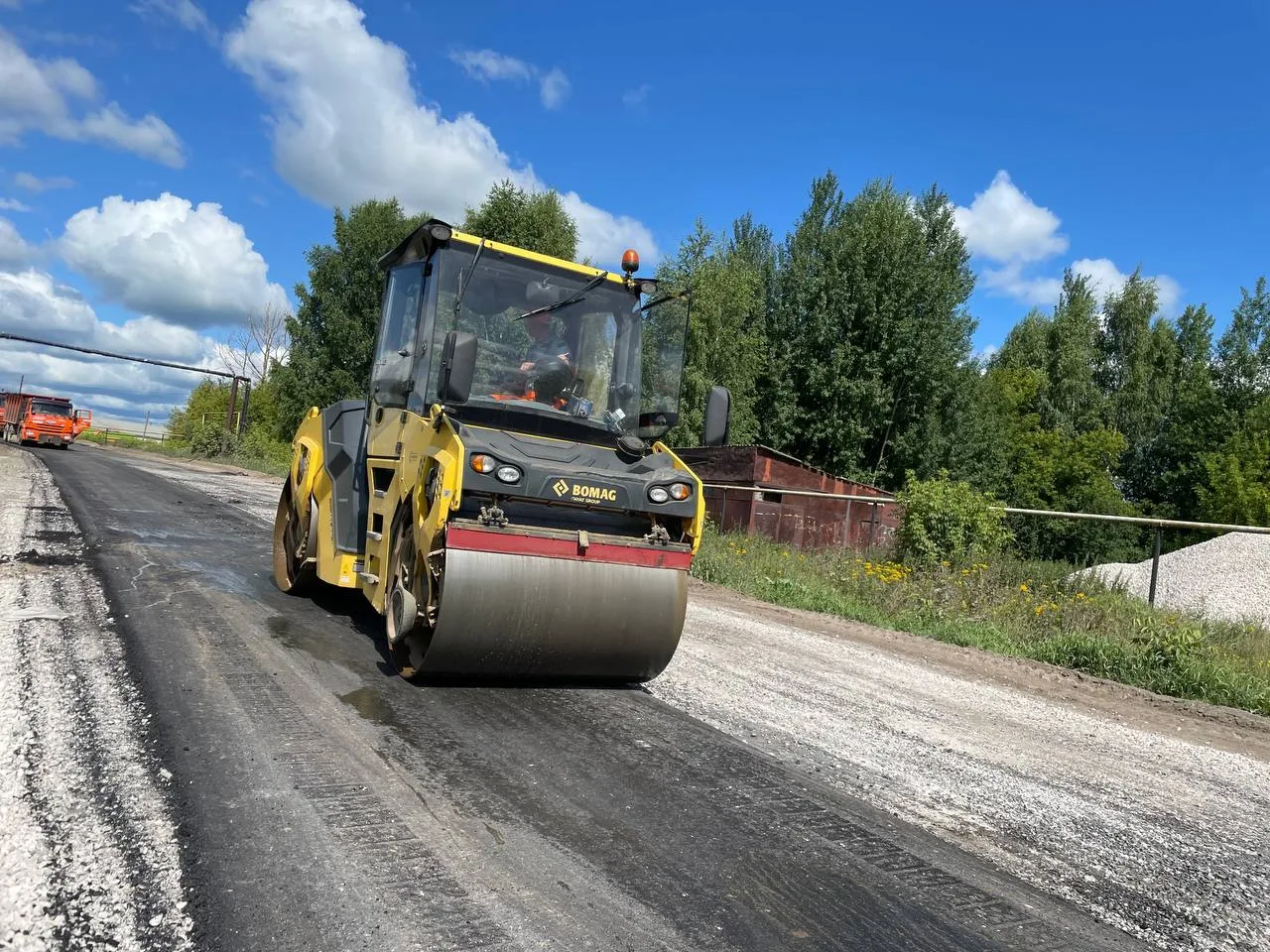 🚜В этом году в Кировской области отремонтируют 75 километров сельских дорог. Лидеры по...