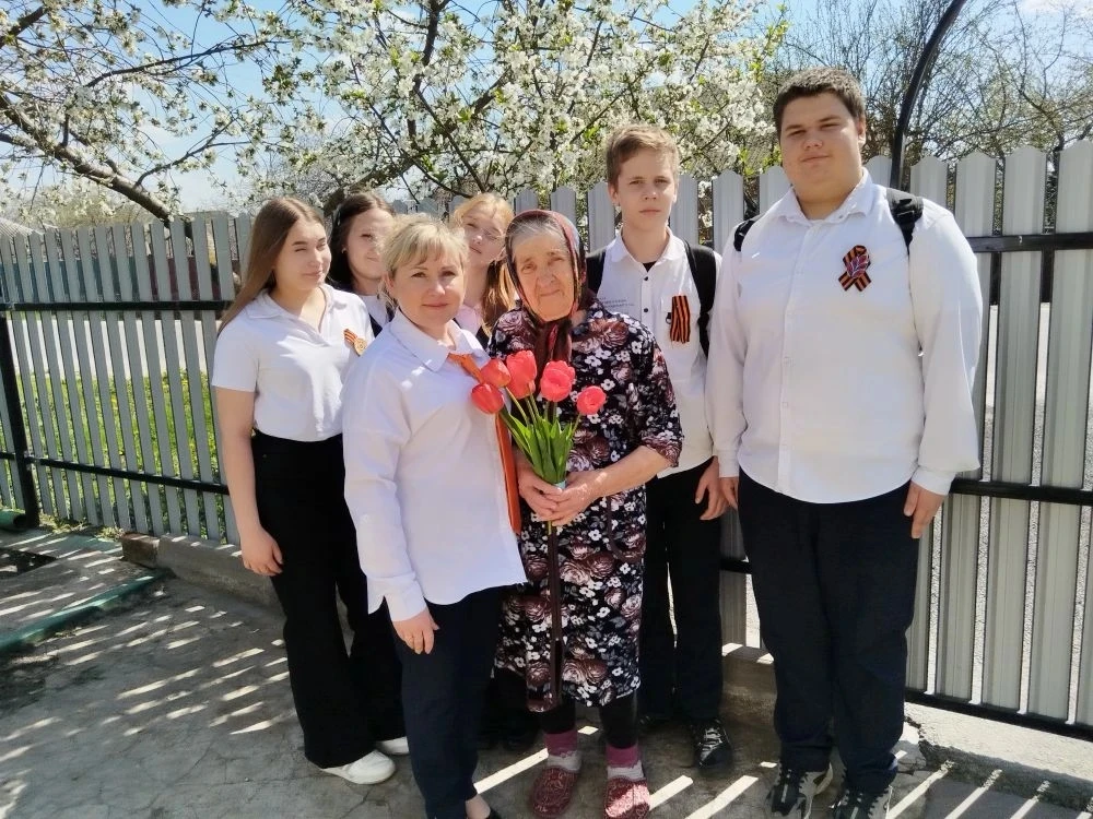 Тербунские школьники продолжают участие в проекте "С заботой о наших ветеранах"! 6 мая обучающиеся 5