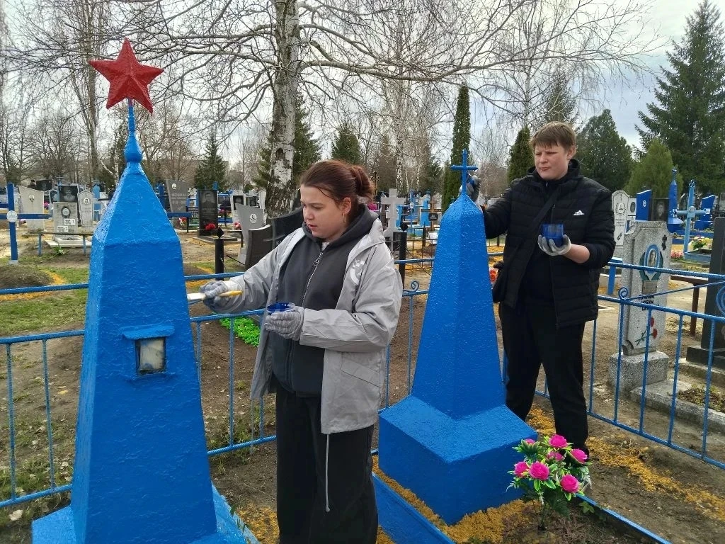 СУББОТНИК ПАМЯТИ ⭐⭐⭐⭐⭐⭐⭐⭐ Говорят, человек жив, пока о нем помнят. 🎓Ученики школы №3 доказали это де
