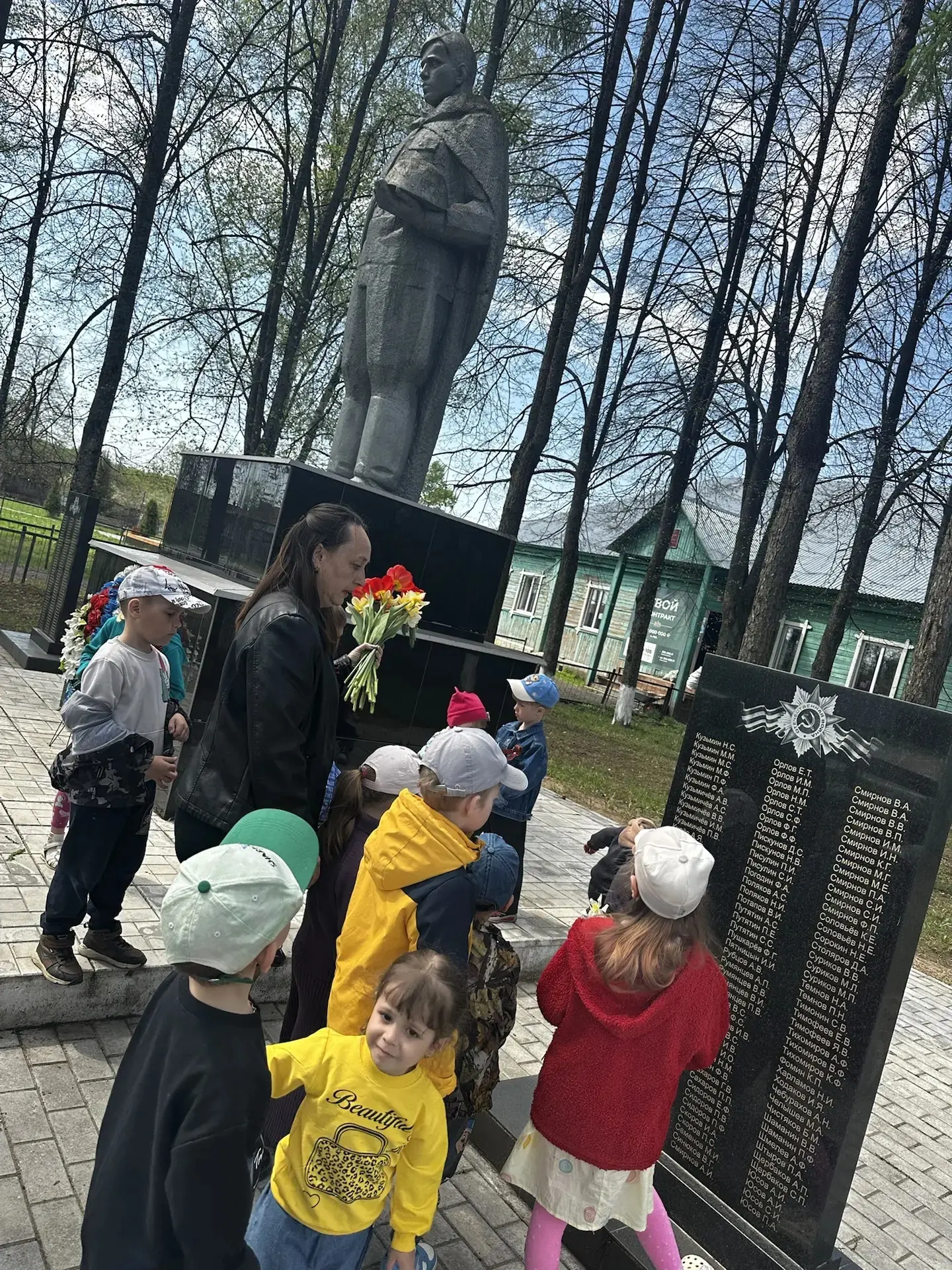 Память поколений
7 мая воспитанники и  педагоги детского сада возложили 
цветы к памятнику Погибшим 