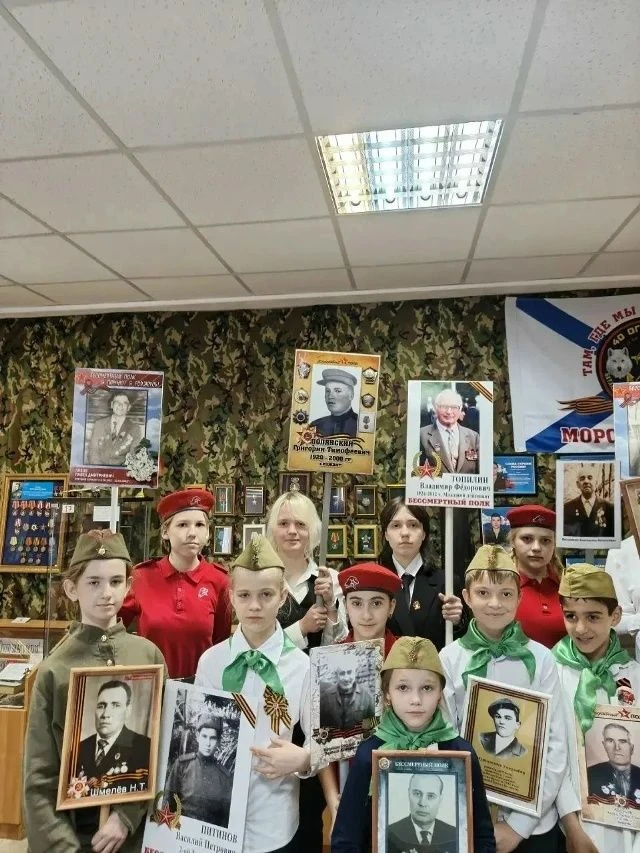 «Течёт река Бессмертного полка...» 6 мая в музее гимназии 95 «Ратная слава России» прошла трогательн