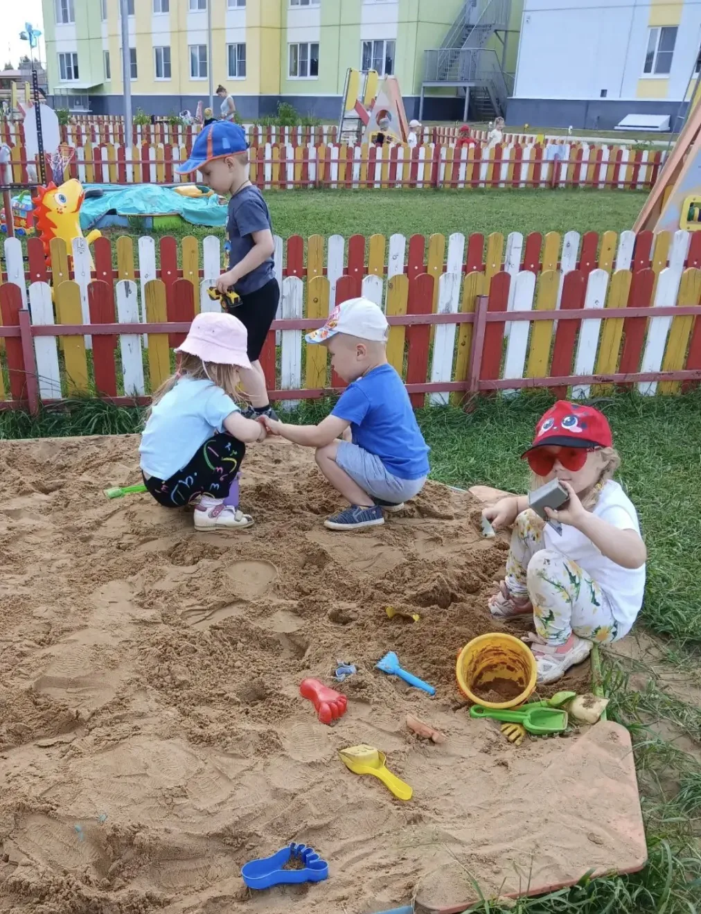 #ГодДошкольногоОбразования44

☀️Прогулки в детском саду – это не просто время на свежем воздухе, это