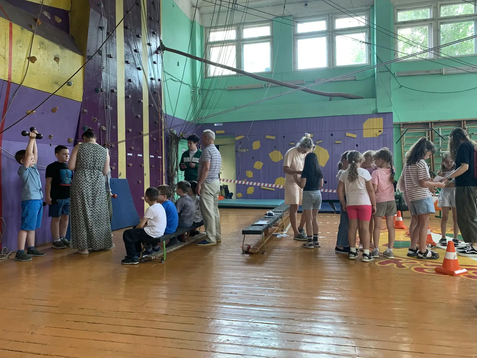 Первая половина дня прошла на базе «Простор». Там наши ребята:
✅ Осваивали технику вязания узлов.
✅ 