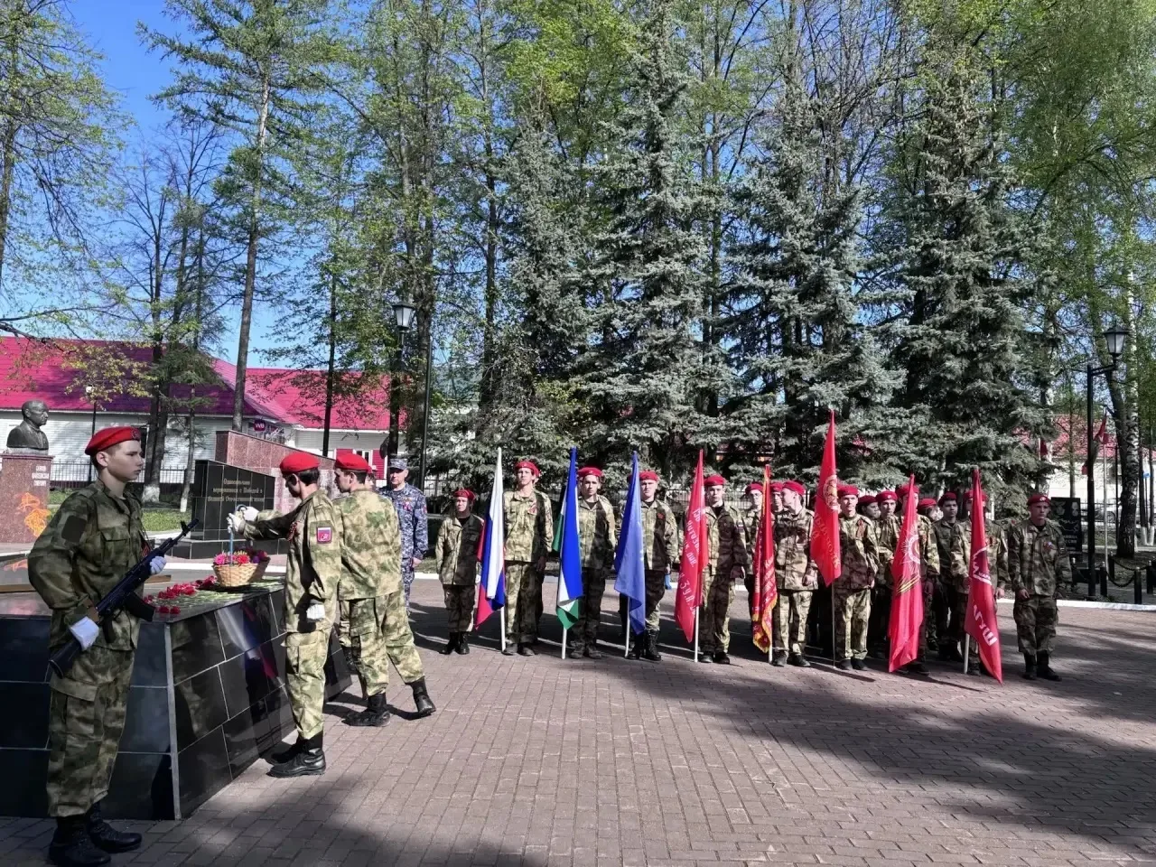 В преддверии 81-й годовщины Великой Победы: гимназисты  почтили память героев у Вечного огня.       