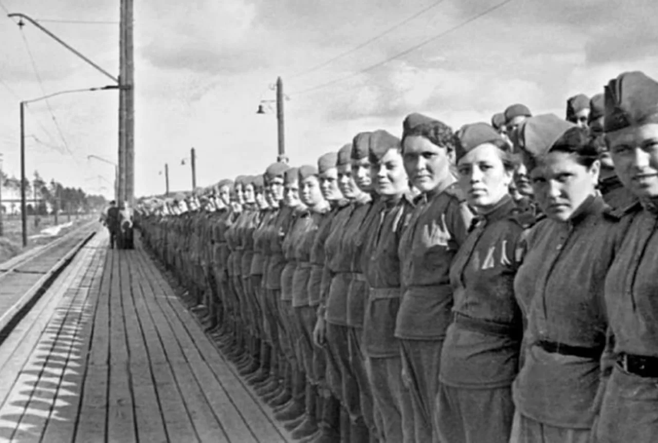 🤩Девушки-снайперы Красной армии на станции перед отправкой на фронт, 1943 год
