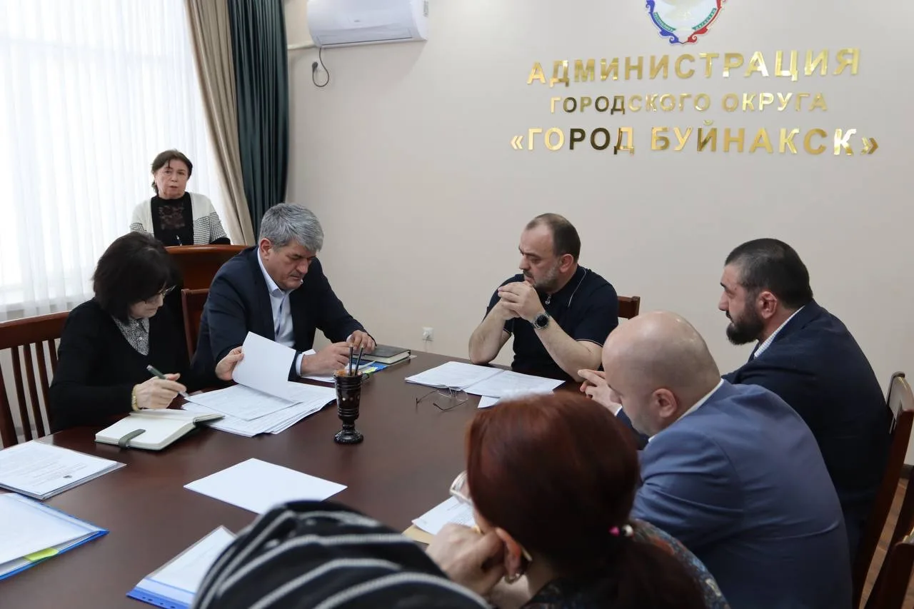 📌 В администрации Буйнакска под председательством главы города Махача Абдулмуслимова состоялось засе