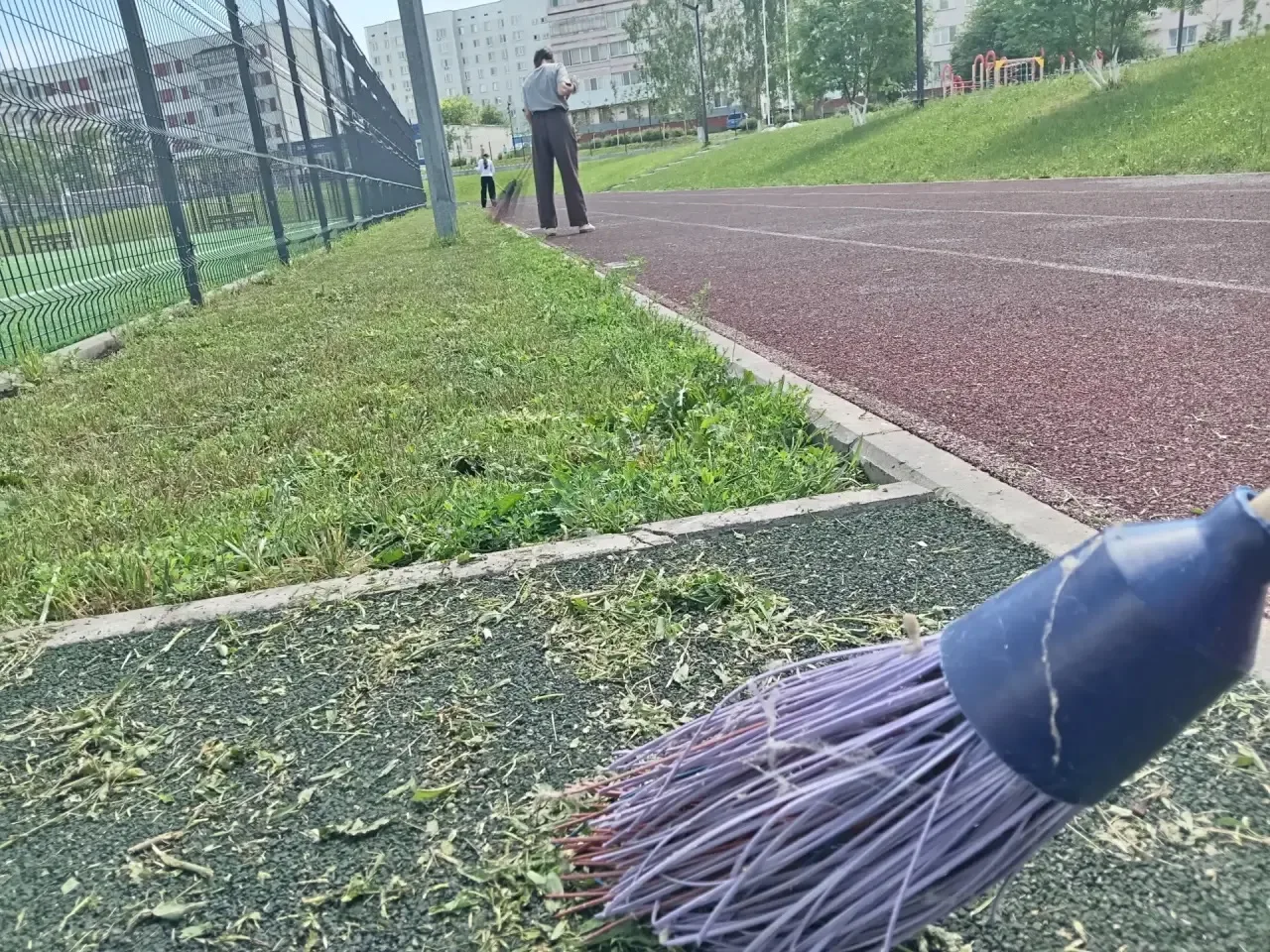 Сегодня отряд ЛТиО был в ударе! С утра пораньше дружно махали косами, укрощая дикие заросли. Затем с