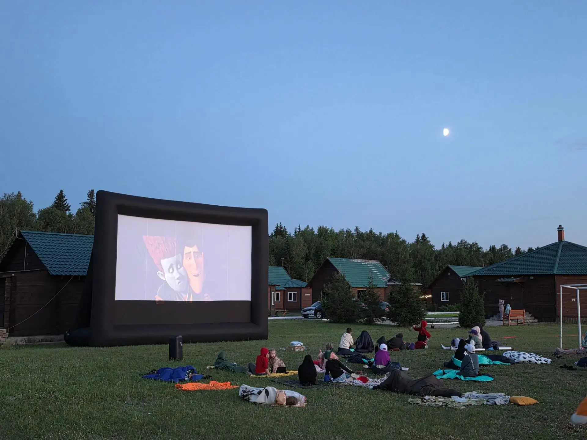 Кинотеатр под открытым небом в лесу — это топ! 🎬⭐ Вчера был невероятный вечер: смотрели кино под зв