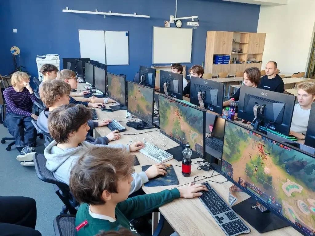31 января в МАОУ СОШ № 15 состоялся школьный этап турнира по игре DOTA 2.  В соревнованиях приняли у