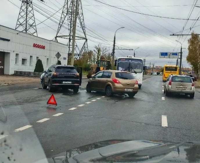 Лобовое столкновение на Ленинградском проспекте у автомойки. Пострадавших вроде нет.