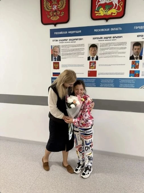 «Учитель - это не тот, кто ведёт за руку. Это тот, кто идёт рядом»