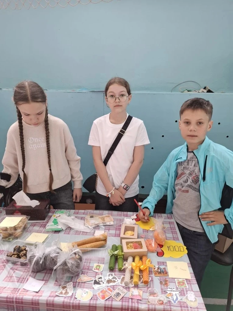 13 мая 5 "И" класс принял участие в благотворительной ярмарке, посвящённой Дню Победы! Ребята вместе