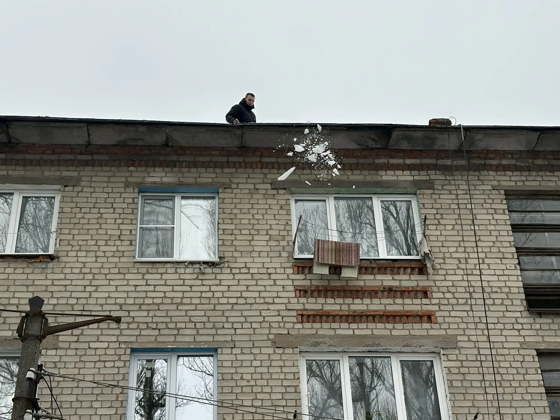 Продолжаем работу с наледью и снегом.