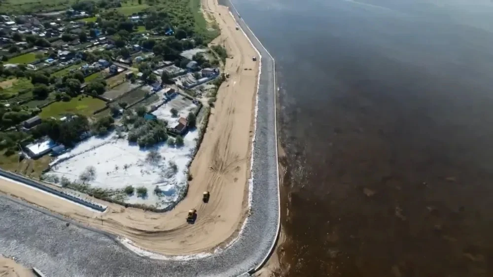 ✅Дамбу достроят досрочно в Приамурье: сооружение уже защитило село от паводка