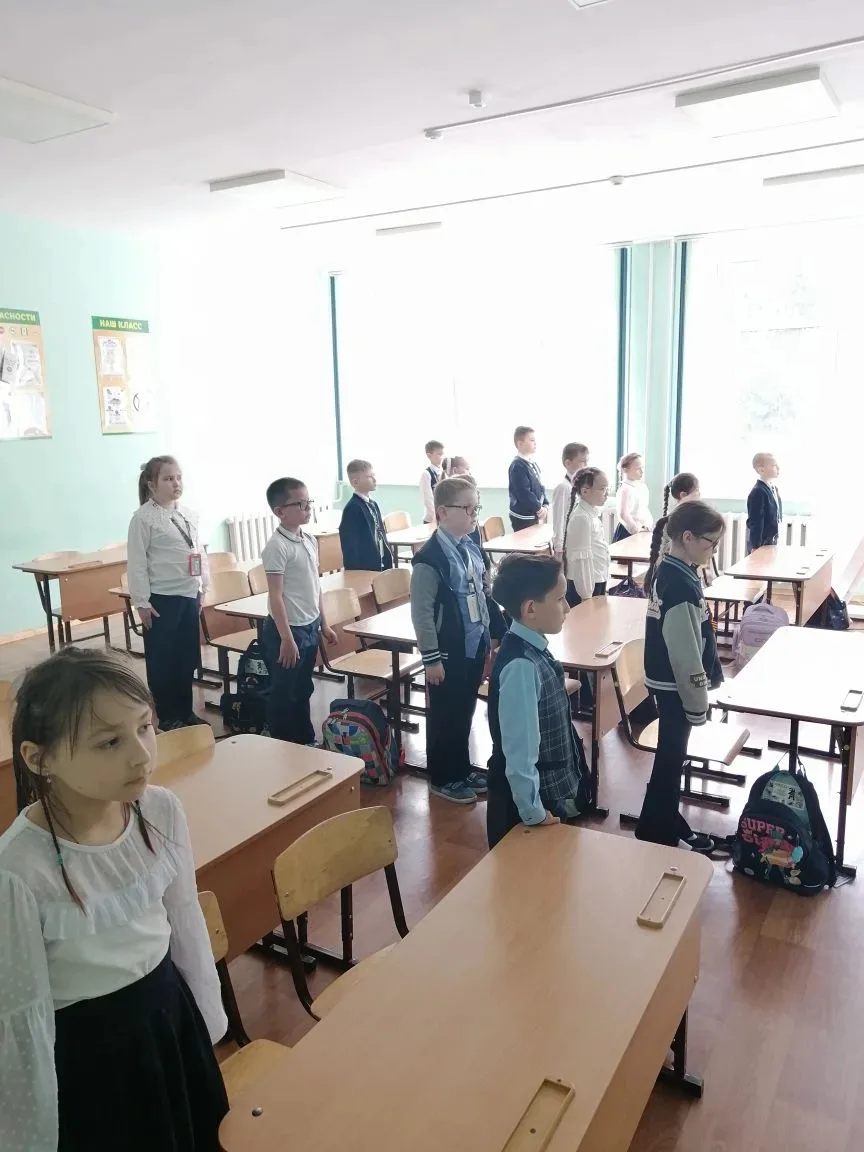«Светлой памяти павших в борьбе против фашизма»: Единая минута молчания в нашей школе Сегодня, 8 мая