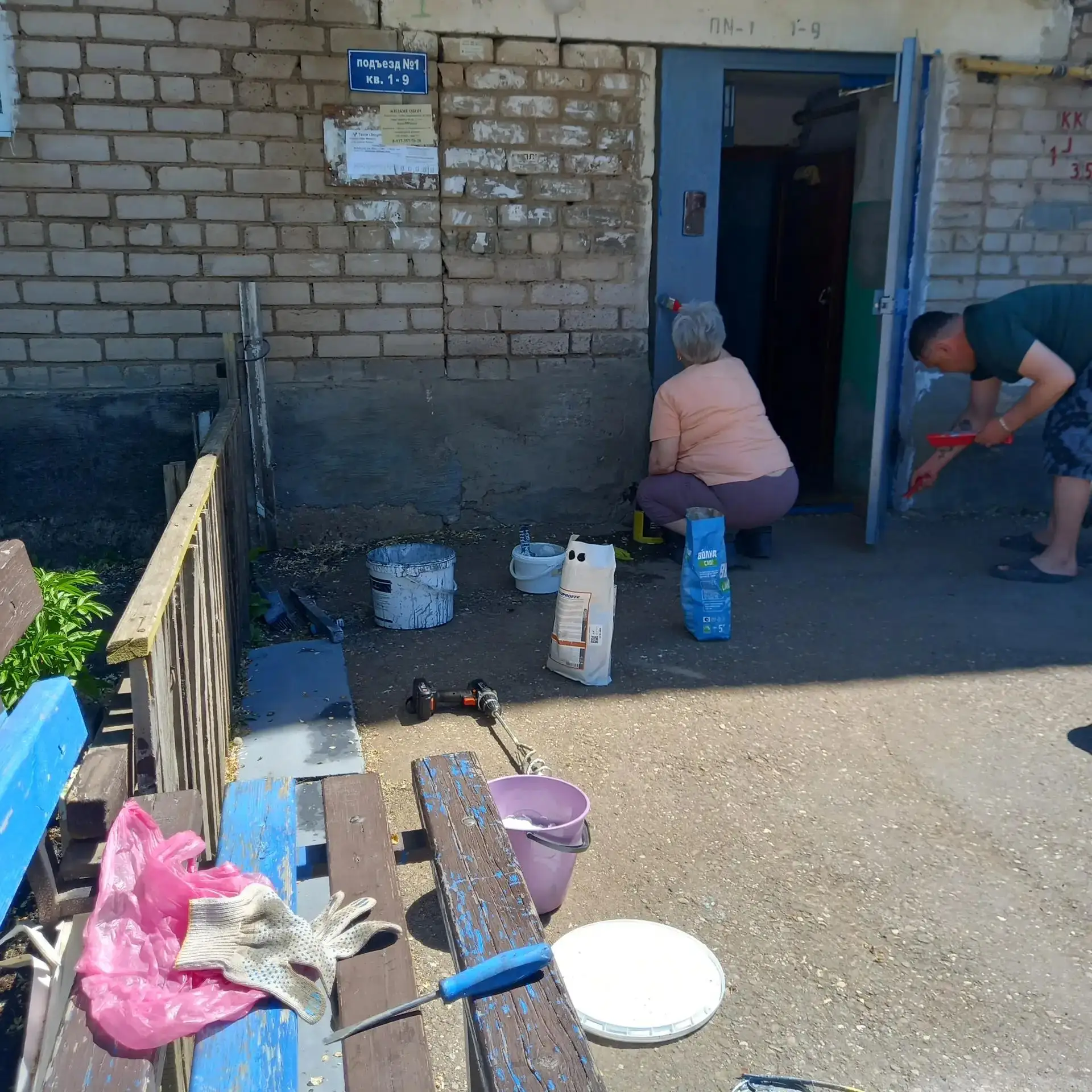 Дом №15 по ул. Метеорологической в эти выходные стал ещё красивее — и всё благодаря его жителям!

Су