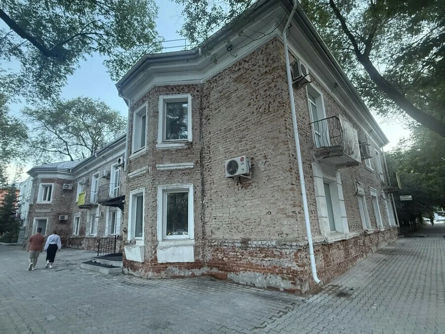 В амурской столице идет ремонт фасада здания на Зейской, 198, в котором находится администрация Благ