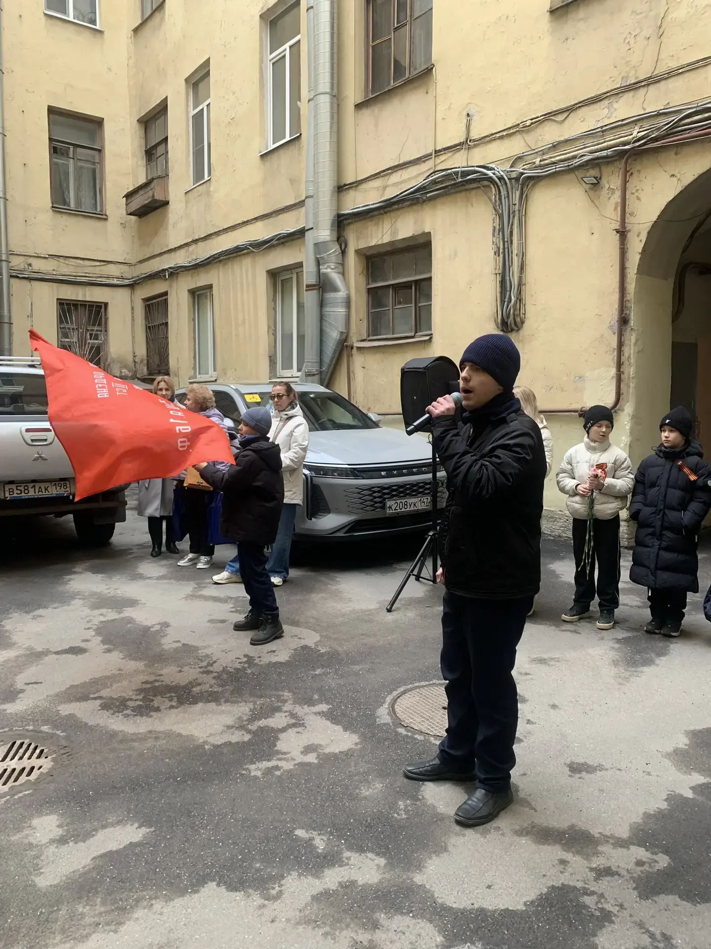 В преддверии великого Дня Победы ученики 564 школы навестили и поздравили Валентину Фёдоровну Худоеш