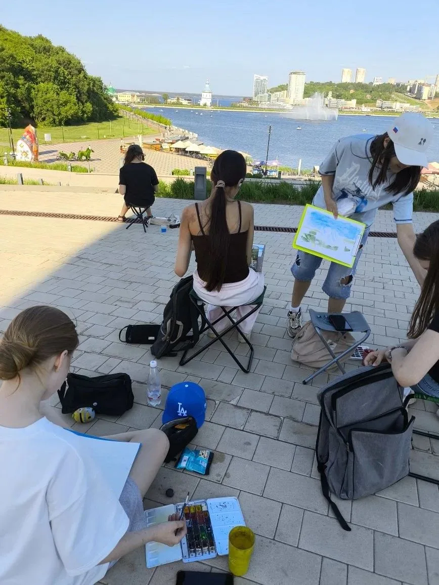 Пленэр в Чебоксарах: ученики выпускного класса и 3‑го класса дизайна запечатлели красот...