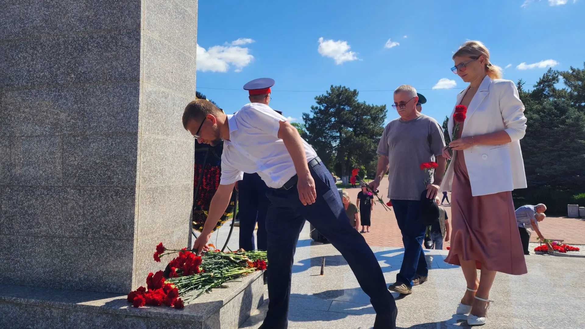 22 июня на мемориал "Поклон" состоялась церемонии возложения цветов, посвященная Дню памяти и скорби