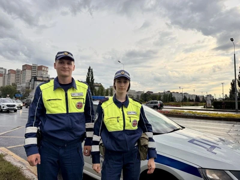 В Перми госавтоинспекторы на патрульном автомобиле доставили в медучреждение мать с реб...