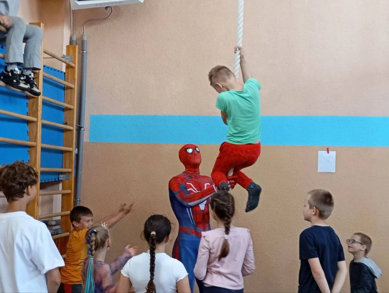Игра по станциям с Человеком‑пауком в летнем лагере МАОУ СОШ п. Рыбачий! 🕷️
Этим летом в нашем летн