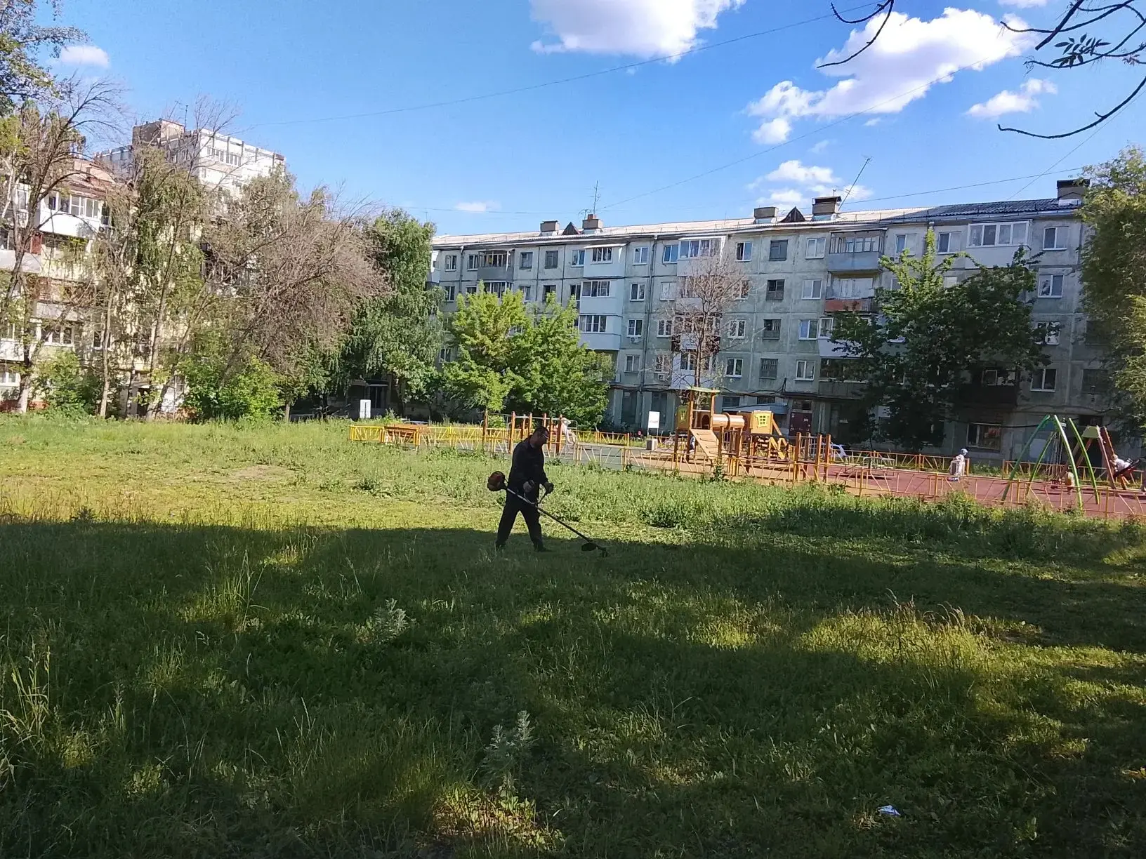 МКД ул. Советской Армии, 130  идет в усиленном темпе покос травы на придомовой территории.
