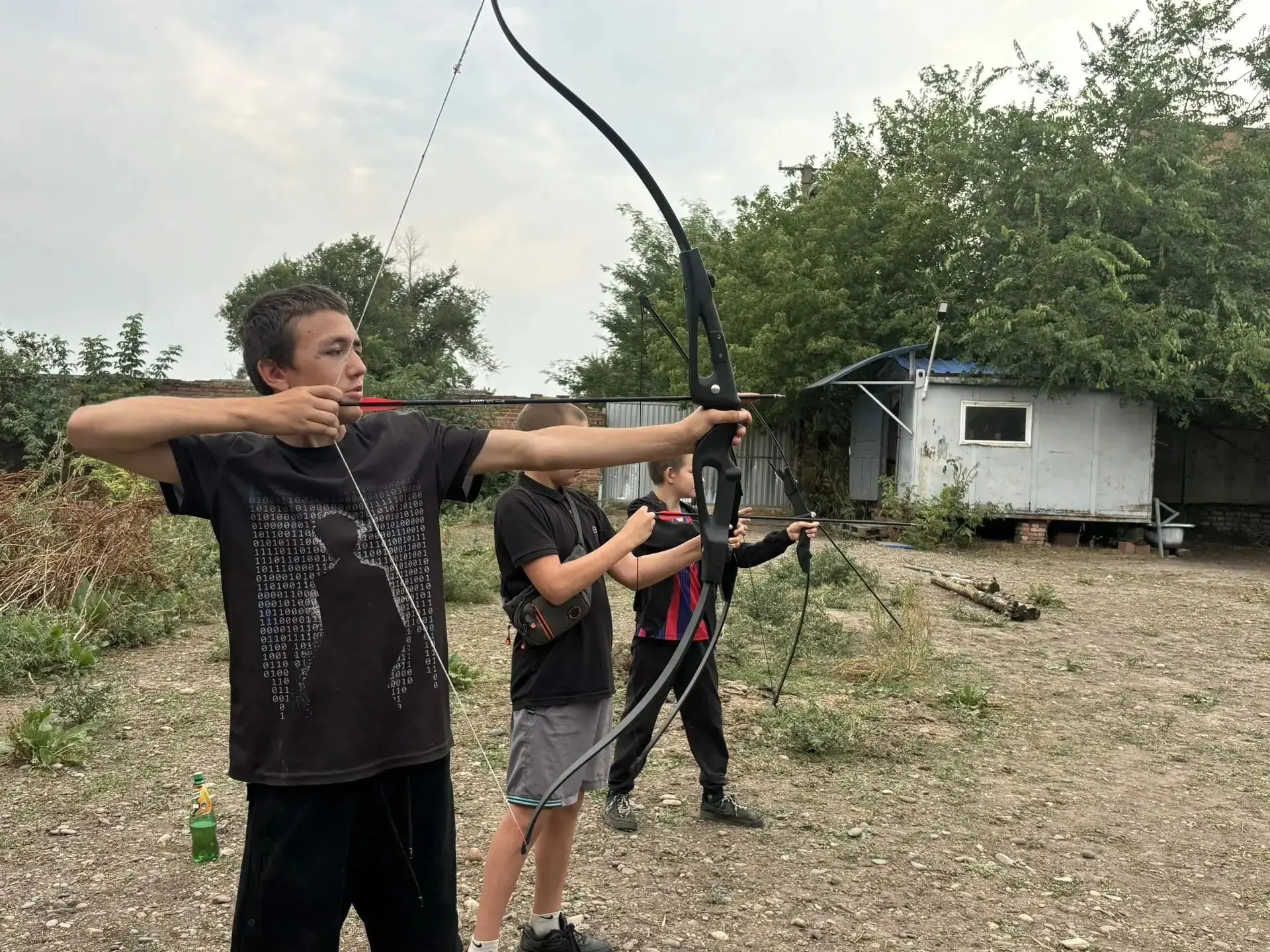 Юные казачата из военно-патриотического клуба «Русичи» продолжают активные тренировки, ...
