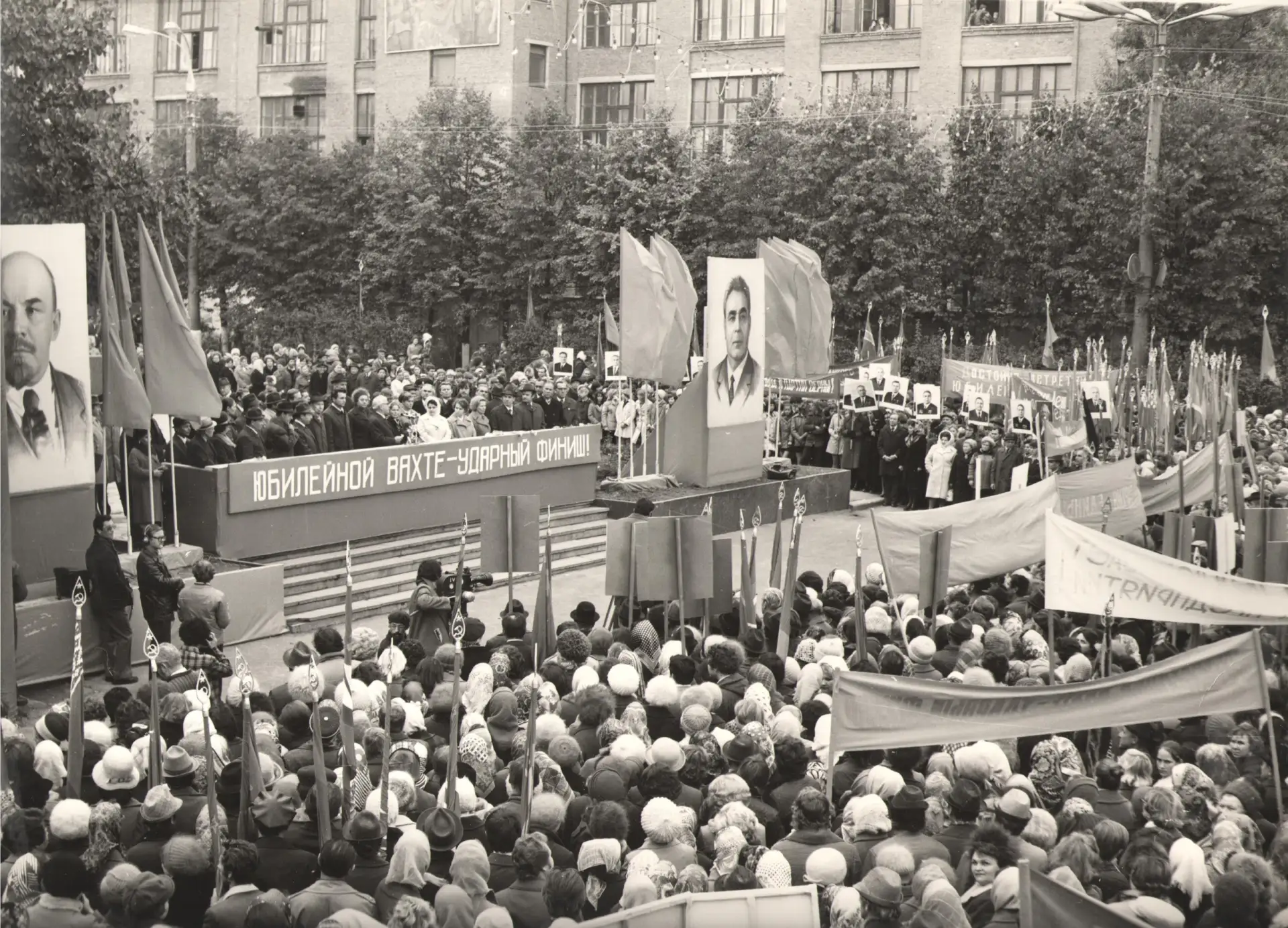 А Вы знали, что фраза «Юбилейной вахте — ударный финиш!» — это исторический советский трудовой лозун