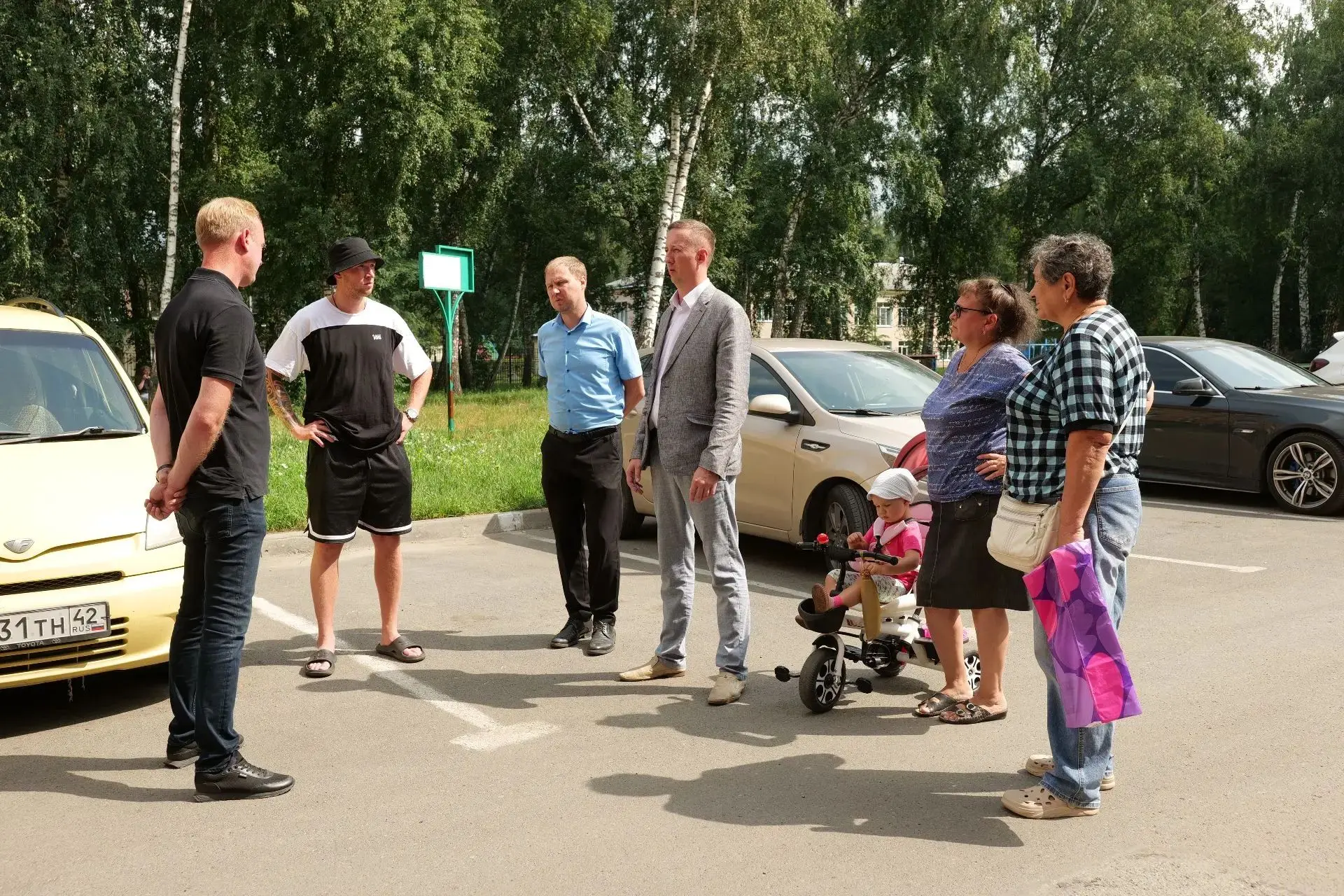 В доме по улице 40 лет Октября, 11, где возникли проблемы с ремонтом кровли, состоялась встреча жите