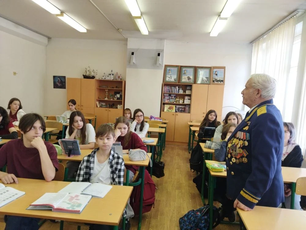 ⭐️Уроки Мужества в 6-х классах: встреча с генерал-лейтенантом   ✈️⭐️Накануне Дня Победы в 6-х класса
