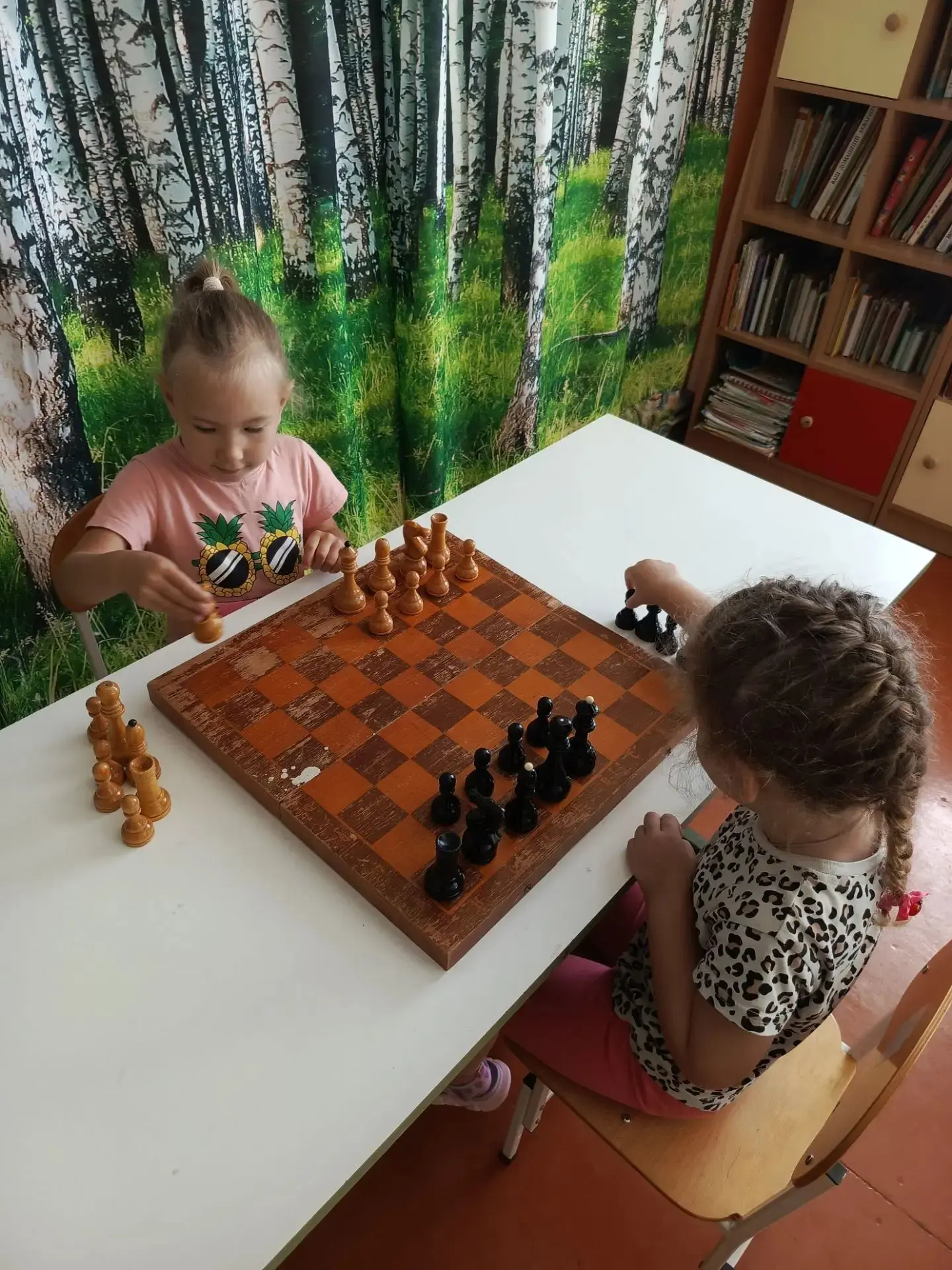 Сегодня в нашем детском саду прошёл День шахмат! ♟️
  Ребята познакомились с удивительным миром шахм