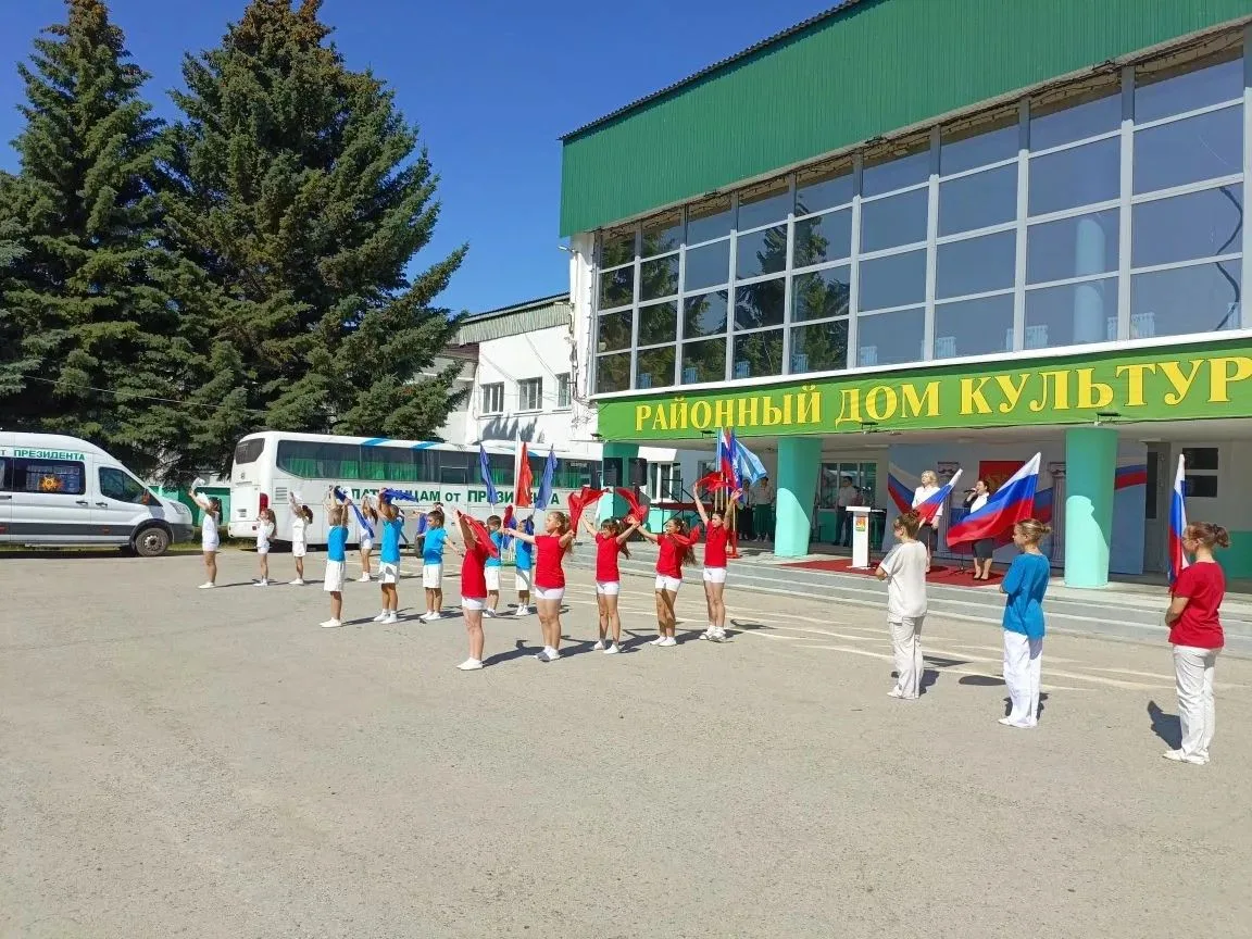 Дорогие земляки, жители Старокулаткинского района!
Поздравляем вас с государственным праздником - Дн