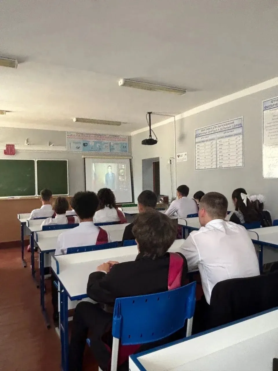 Сразу после праздника наши 11-классники и их родители собрались на итоговый классный час. В тесном, 