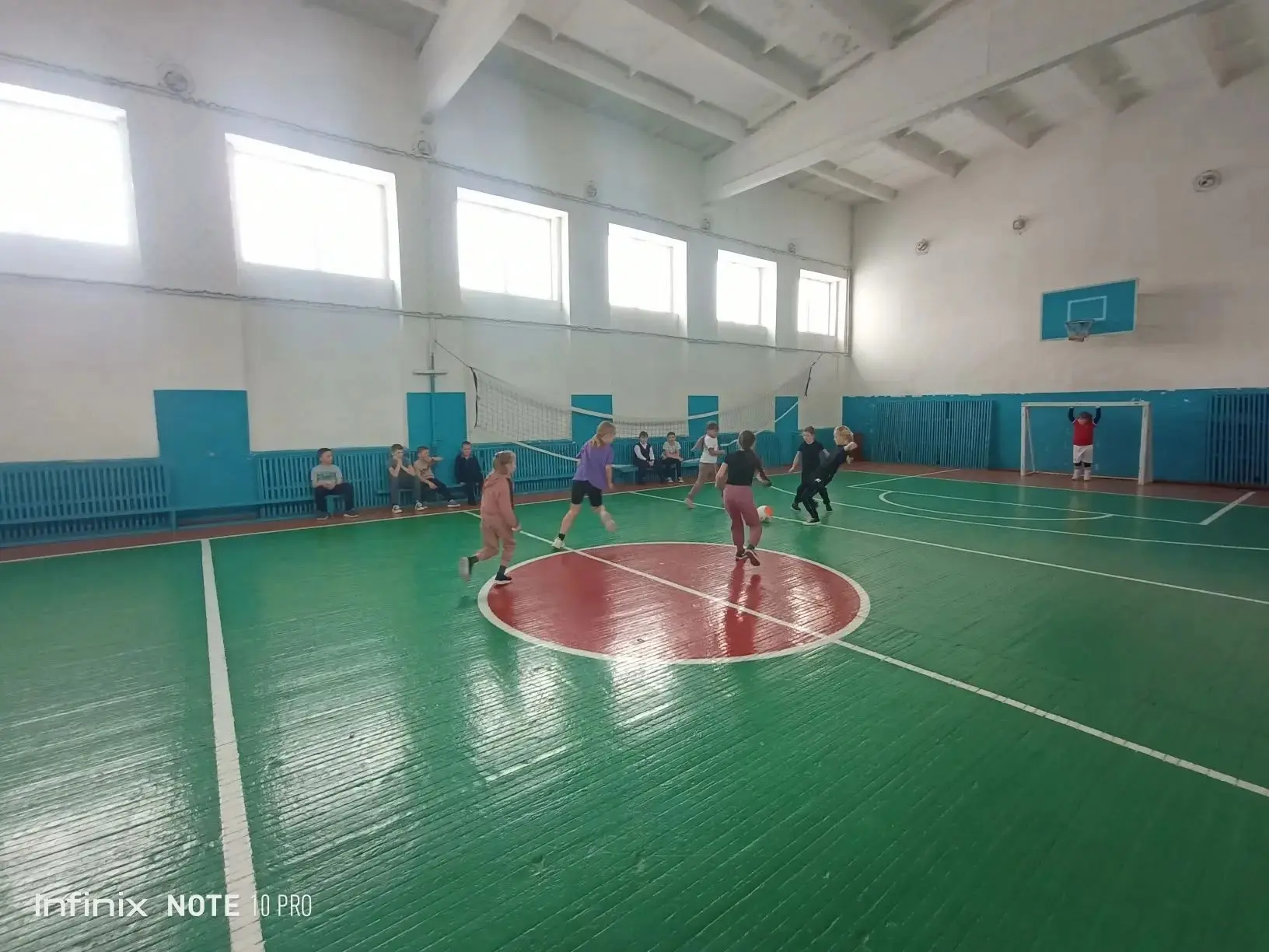 ⚽ Футбол в сельском спортзале — это по-нашему! ⚽