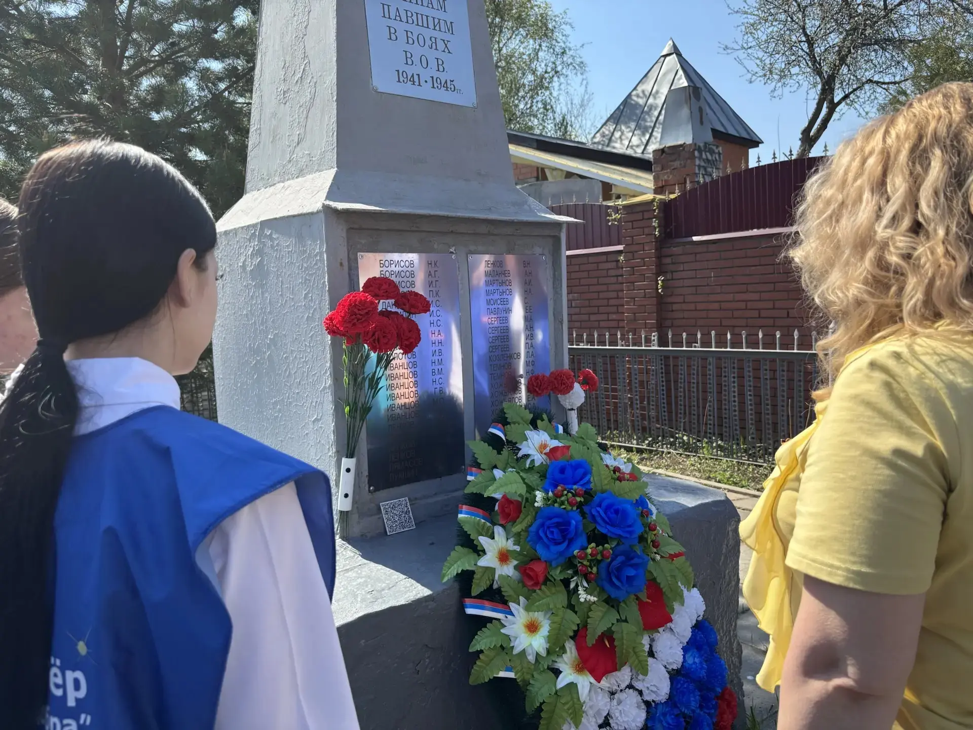 Учащиеся школы №56 возложили цветы к памятнику воинам-освободителям на Гремяческой  Столица Чувашии 