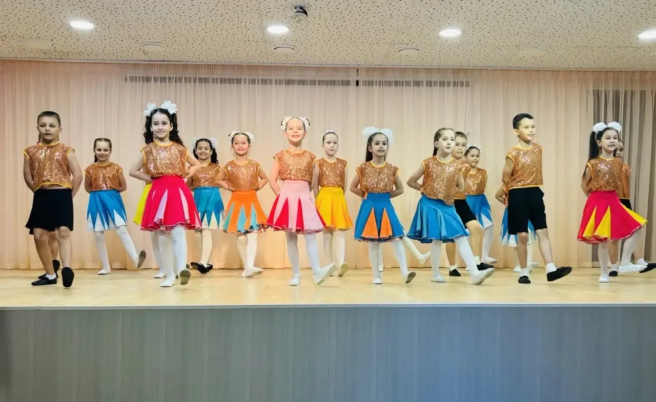 ✨ «В семье единой»: второклассники отмечают Год единства народов России! ✨  🎭 Сегодня в нашей школе 