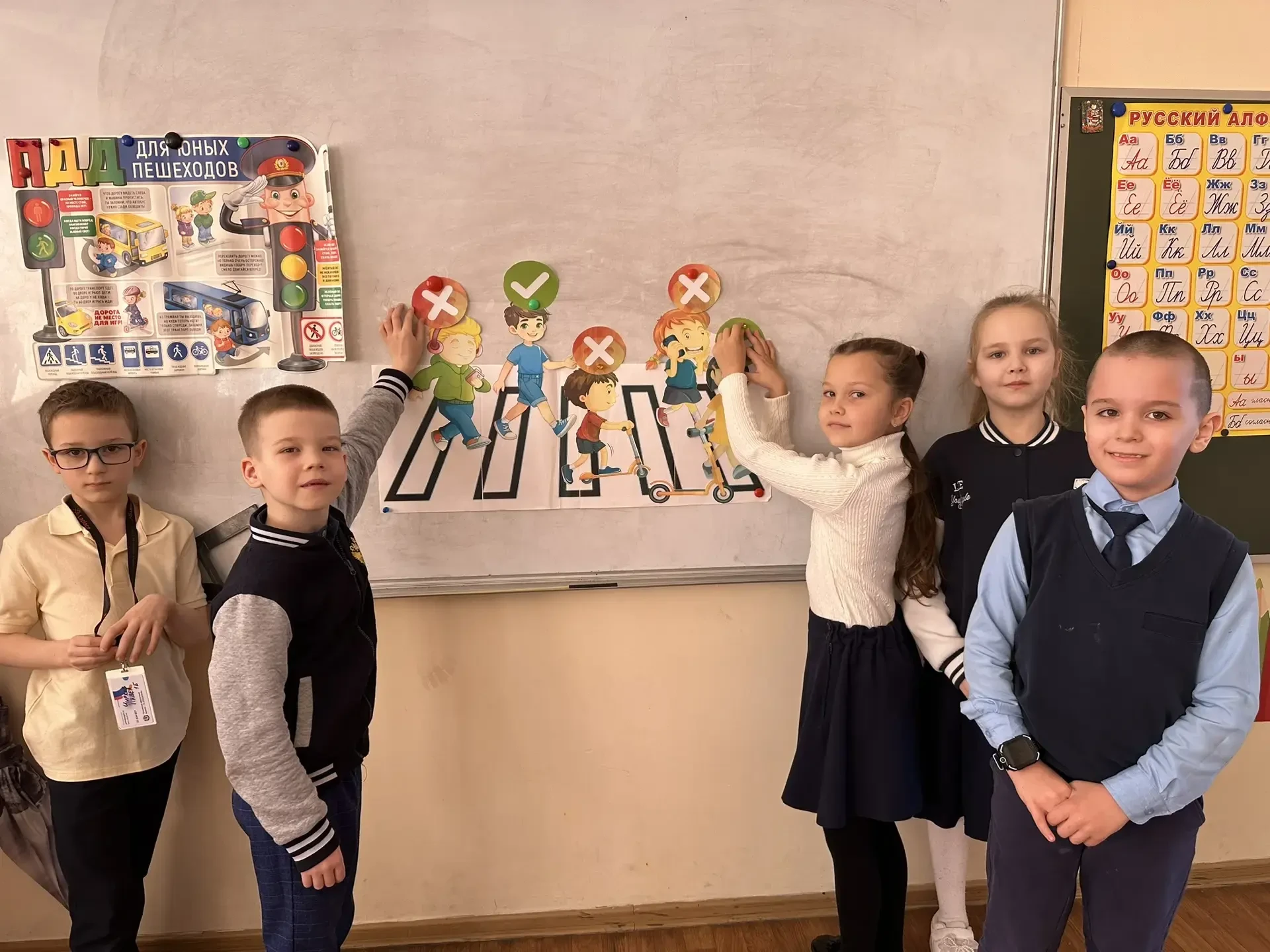 ПДД в школе! На классном часе классные руководители напомнили ученикам, что дорога — это место, где 