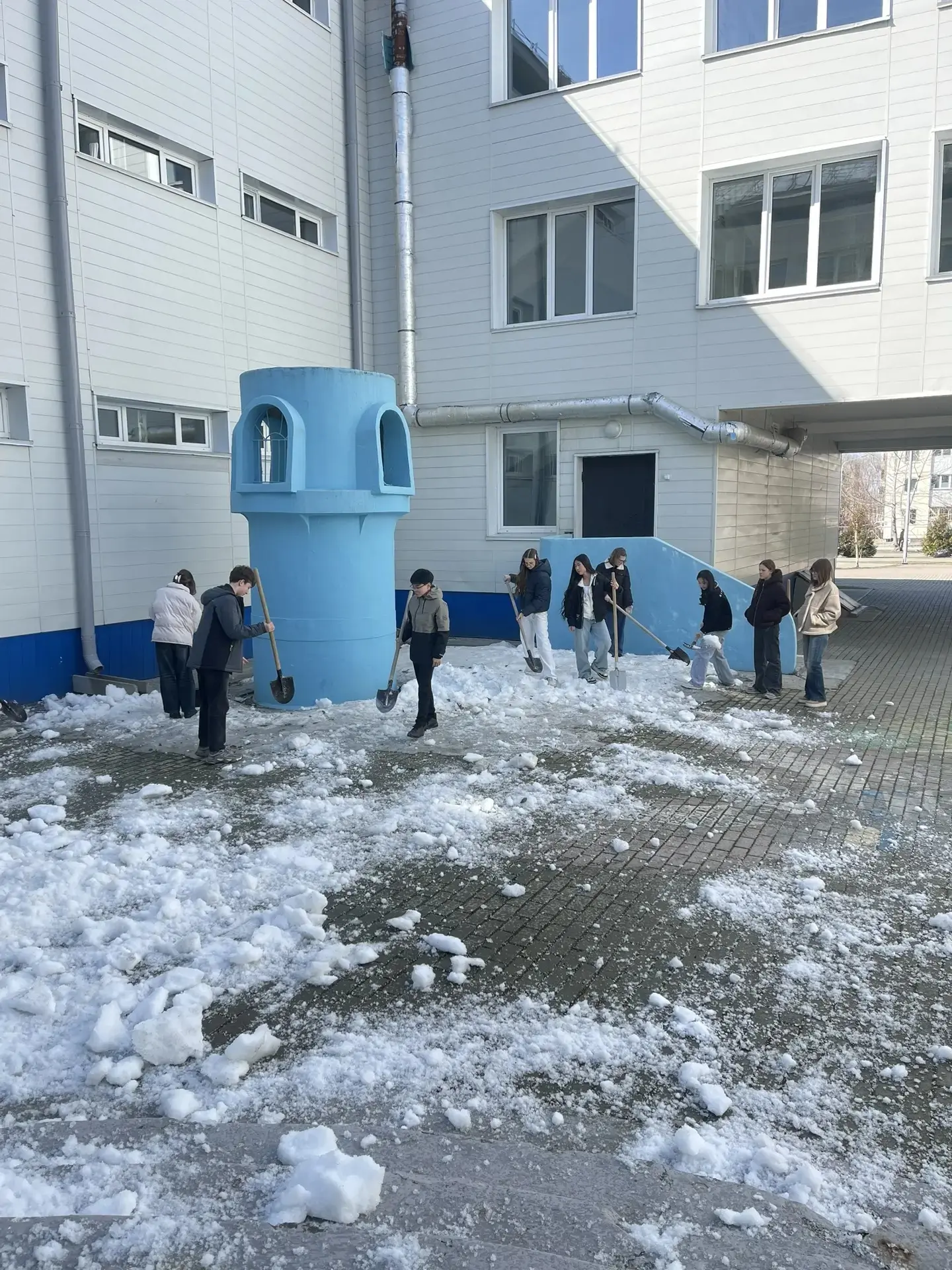 💪 Разворошили последний снег!❄️➡️🌱  ☀️Сегодня пятница, а это значит, что учителя и гимназисты снова 