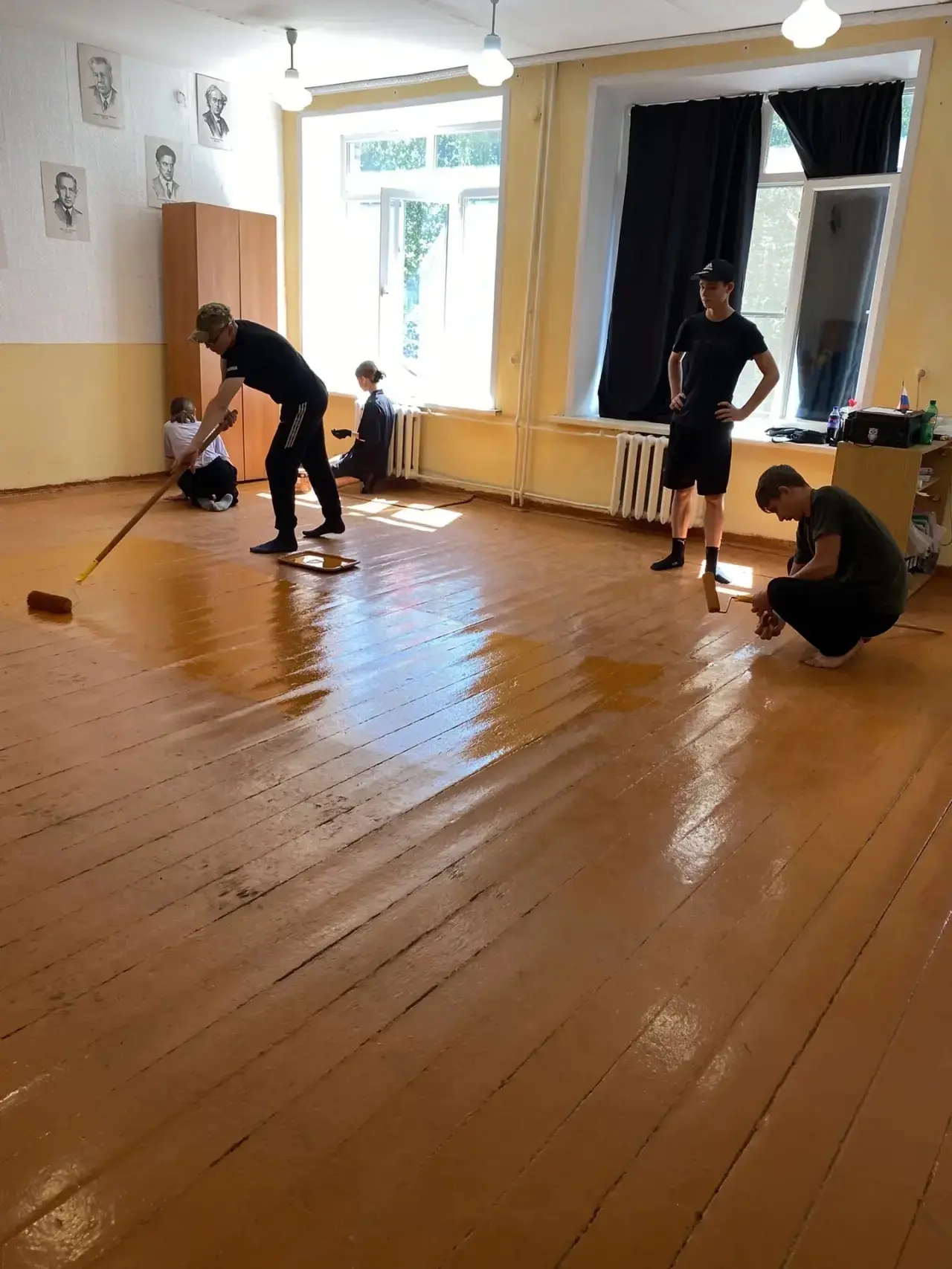 В школах Краснозерского района  продолжают свою работу летние трудовые бригады
 
Обучающиеся работаю