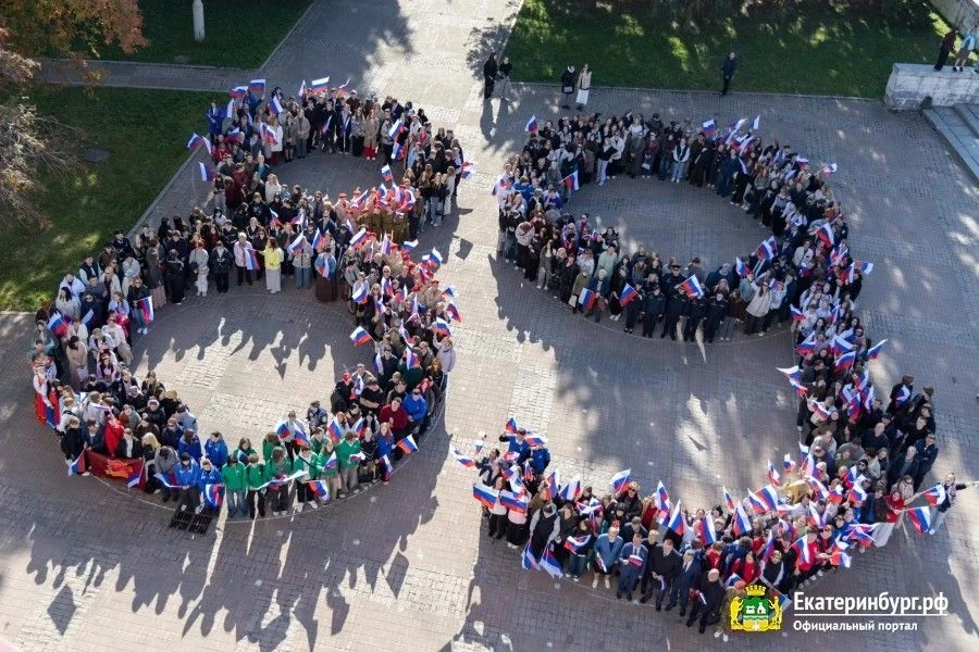 🇷🇺Яркий флешмоб прошёл на площади перед Домом офицеров в Екатеринбурге