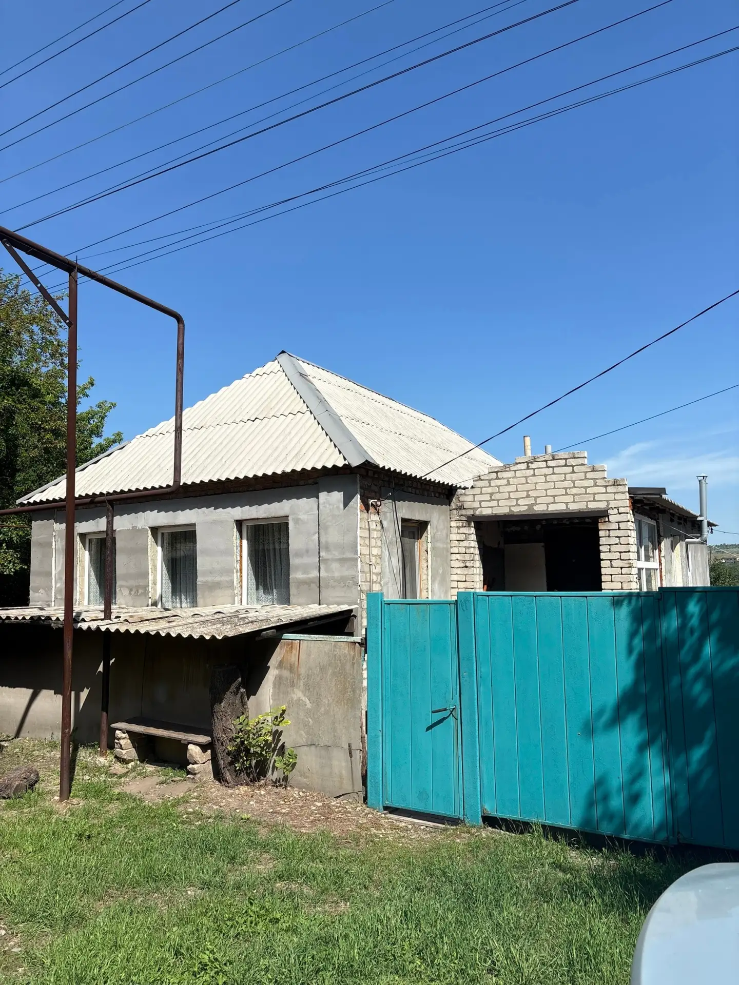 Продам дом в жилом состоянии, на Лутугинском повороте, 1-й пер. Леваневского. Отопление газ, под дом