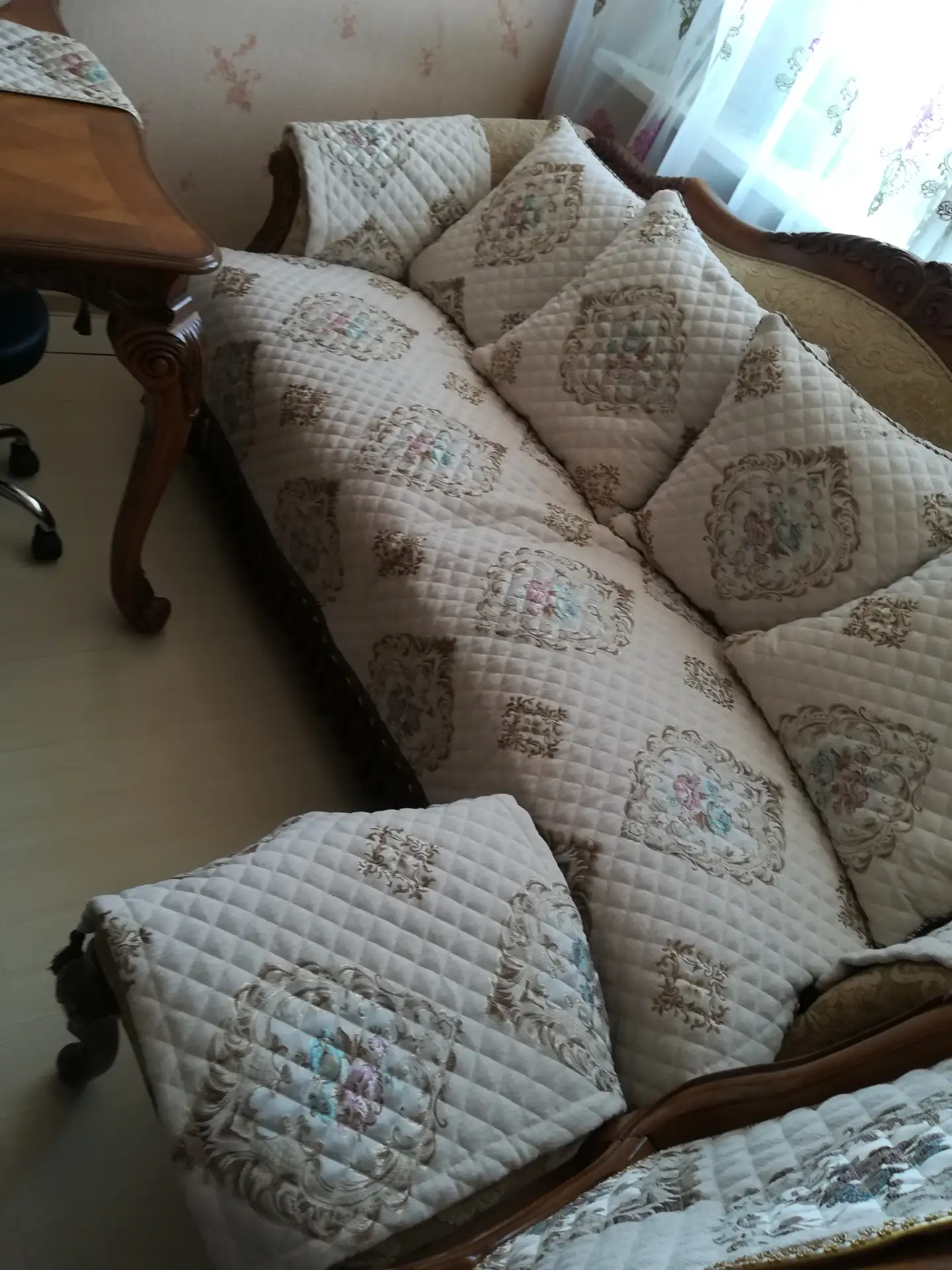 В продаже стёганое полотно шириной 2,8м, выбор по каталогам, под заказ.