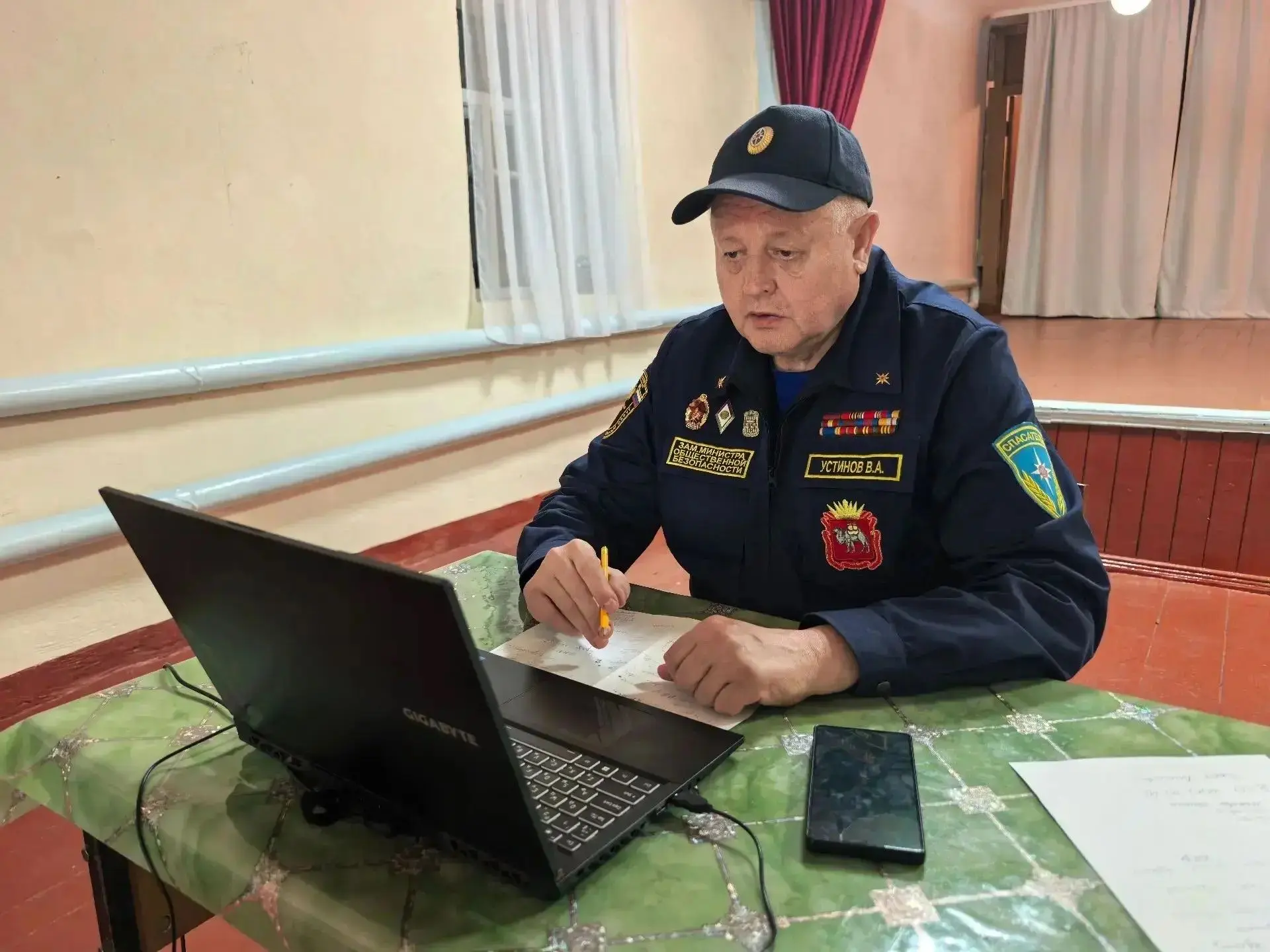 Заместитель Министра общественной безопасности Валерий Устинов работает на месте пожара...